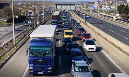 Kezdődik a káosz: mától egy évre lezárták az M1-es autópálya bővítése miatt a biatorbágyi fel- és lehajtóját