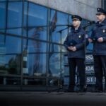 Jó hír: 6 havi fegyverpénzt kapnak a rendőrök, katonák, pénzügyőrök és a határvadászok, a kétgyermekes anyáknak pedig nem kell adózniuk