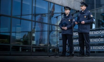 Jó hír: 6 havi fegyverpénzt kapnak a rendőrök, katonák, pénzügyőrök és a határvadászok, a kétgyermekes anyáknak pedig nem kell adózniuk