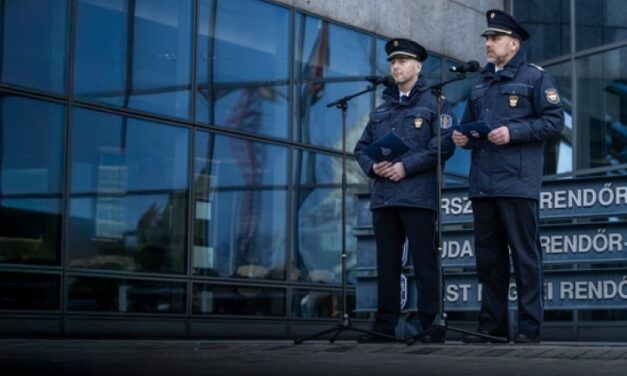 Jó hír: 6 havi fegyverpénzt kapnak a rendőrök, katonák, pénzügyőrök és a határvadászok, a kétgyermekes anyáknak pedig nem kell adózniuk