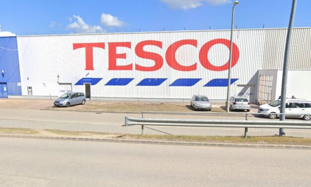Dráma a siófoki Tescoban: kishíján megfulladt a gumicukortól egy kisfiú, szirénázó rendőrautó vitte a kórházba