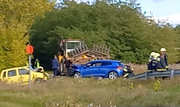 Halálos baleset Demecseren: három autó ütközött egy traktorral, egy fiatalember meghalt – videó a helyszínről