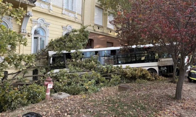 Buszbaleset Szolnokon: egy gimnáziumba csapódott a busz, folyamatosan mentik az embereket, két mentőhelikopter is érkezett