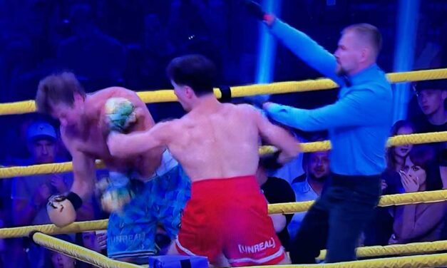 Dráma a Sztárboxban: olyan durva KO-val ütötte ki Kamarás Ivánt Bódi Bence, hogy a színész percekig feküldt mozdulatlanul a földön