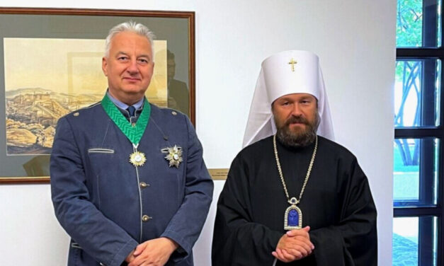 Alsónadrágban mászott be a ministránsfiú mellé az ágyba a vácdukai luxusbirtokán az orosz ortodox egyház budapesti volt vezetője