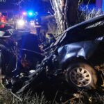 Kettős halál Esztáron: fának csapódott és kettétört az autó, két fiatal szörnyethalt