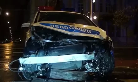 Rendőrautó és taxi ütközött a Szent István körúton, három embert vittek kórházba