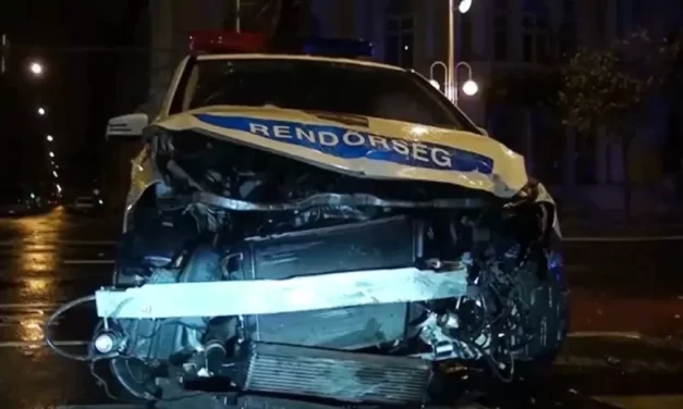 Rendőrautó és taxi ütközött a Szent István körúton, három embert vittek kórházba