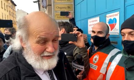 Vádat emeltek Iványi Gábor és több ismert ellenzéki politikus ellen, amiért elállták a NAV ellenőrök útját a Dankó utcában