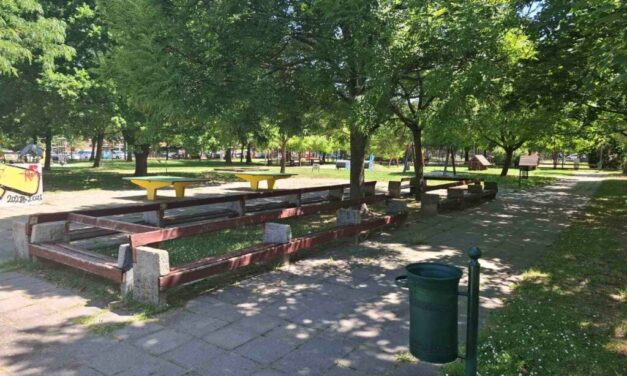 Ellopta kolléganője pénzét, majd a közeli játszótér homokozójába rejtette el