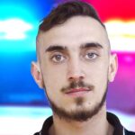 „Arra riadtam, hogy egy férfi ott áll a sötétben fegyverrel a kezében” – fegyveres rablás miatt körözik Tóth Ádámot, aki 3 autót lopott el egy éjszaka alatt