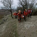 Balesetet szenvedett egy 66 éves nő a Vadálló-köveknél: 24 barlangi mentő hozta le a sérült asszonyt a veszélyes turistaúton