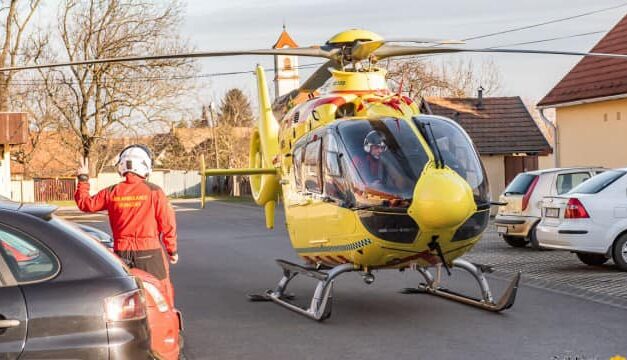 Otthon született kisbaba és édesanyja életéért küzdöttek a mentősök: mindketten életveszélybe kerültek