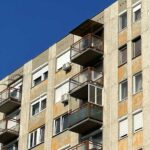 Megölte, majd az erkélyen elrejtette barátnője holttestét a szolnoki lakótelepen