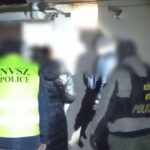 Rajtaütés Békésben! Kommandósok csaptak le egy drogozással gyanúsított rendőrnőre és férjére – videón az elfogásuk