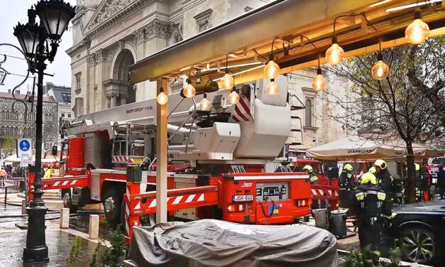 Lángok a Bazilikánál, tűzoltók vonultak ki a karácsonyi vásárba, óriási mentőakcióra volt szükség – Videó