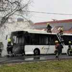 Kigyulladt egy Volánbusz Zsámbékon, nagy erőkkel érkeztek a tűzoltók a lángoló járműhöz