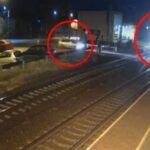 Videón a szentmártonkátai vonatbaleset: kikerülte az autós a lezárt sorompót, 5 fiatal szörnyethalt