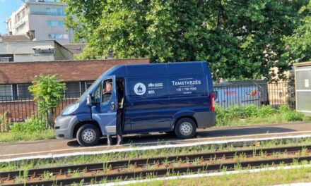 Isaszegi tragédia: mielőtt a vonat alá vetette magát, a TikoTokon élőzött a 15 éves lány