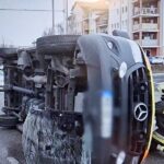 Drámai mentőbaleset Tatabányán, az ütközéstől felborult a kékvillogót használó jármű