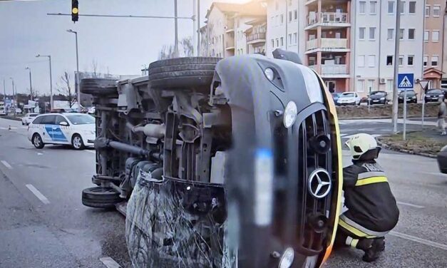 Drámai mentőbaleset Tatabányán, az ütközéstől felborult a kékvillogót használó jármű