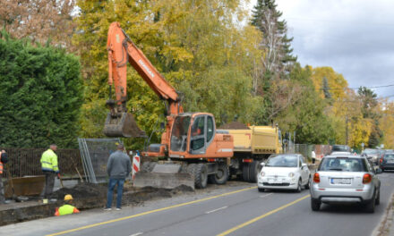 Őrület a 11-es főúton: az autósok órák óta ülnek a dugóban, egy sávon halad a forgalom Szentendrén