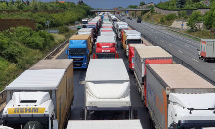 Hétfő délelőtt az M3-as bevezető szakaszán tiltakoznak a fuvarozók az útdíjemelések ellen