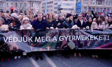 Rost Andreával és Borbély Alexandrával vonul Magyar Péter a Sándor-palotához, a „gyermekek mellett, az orbáni hazugség ellen” elnevezésű demonstárció élén