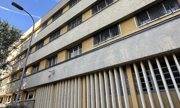 Egyre durvább és mocskosabb ügynek tűnik a Szőlő utcai botrány: az igazgatói iroda melletti fürdőszobás lakrészből bizonyítékokat tüntethetett el az egyik nevelő