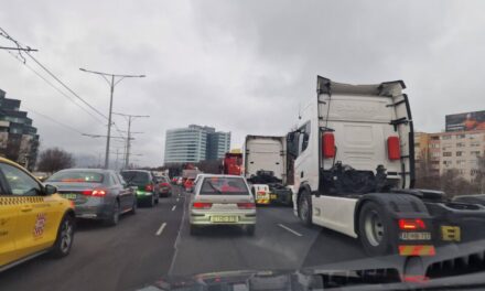 Óriási dugót okoznak a tiltakozó kamionok Budapesten, már az Árpád hídon tart a konvoj
