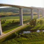 Öngyilkossági szándékkal indult el a Kőröshegyi völgyhídra egy asszony, a férje értesítette a rendőröket