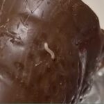 Kukacos csokimikulást kaptak a hajdúböszörményi óvodások és iskolások, többen rosszul lettek az édességtől