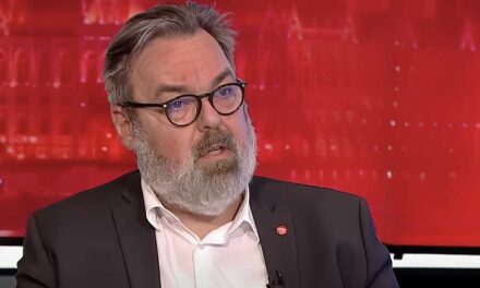 Több ingaltant vett meg a Gutenberg-házban L. Simon László közpénzből működő alapítványa, az egyik lakásba a lánya költözött be