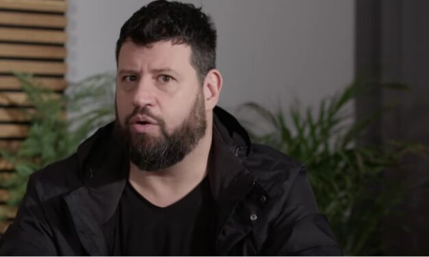 Rajtaütés Puzsér Róbert lakásánál: házibulit tartott a publicista, a rendőrök valamit nagyon kerestek a távozó vendégeknél