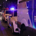 Mellkason szúrtak egy 15 éves lányt a Nagymező utcánál, Józsefvárosban fogták el az elkövetőket