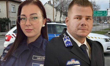 Újraélesztés az utcán, a hős rendőrök azonnal a földön fekvő férfi segítségére siettek