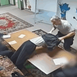 Újabb megrázó felvételek a Szőlő utcai bántalmazásokról: az igazgató kirángatott a padból egy fiatalt, majd rátaposott és belerúgott – videó a cikkben