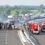 Baleset az M1-esen, kigyulladt kamion az M5-ösön