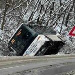 Árokba csúszott egy busz Vácdugánál, 8 utas rekedt a roncsokba