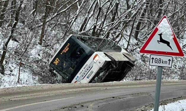 Árokba csúszott egy busz Vácdugánál, 8 utas rekedt a roncsokba