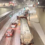 Elakadt egy kamion a vasúti aluljáróban Pilisivörösváron, a forgalmat Solymár felé terelik – videó a cikkben