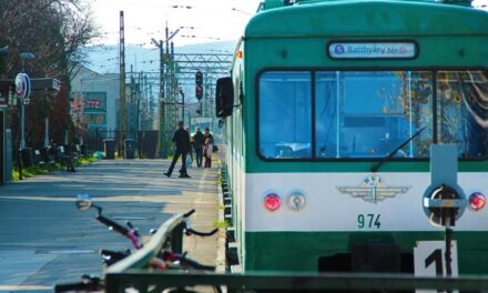 Megverték a HÉV-ellenőrt a szentendrei vonalon, leállították a szerelvényt – botrányos a közbiztonság a HÉV-vonalakon