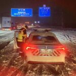 Kemény éjszaka az autópályákon: rendőrök mentették az elakadt kamionosokat, a hóhelyzet miatt átépítik a terelést az M1-esen