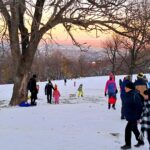 Olyan sokan mentek szánkózni a Normafára, hogy senkit nem engednek fel autóval