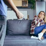 Így védd meg magad, ha a randiból rémálom lett és a lakásban rád támad az addig kedvesnek látszó férfi