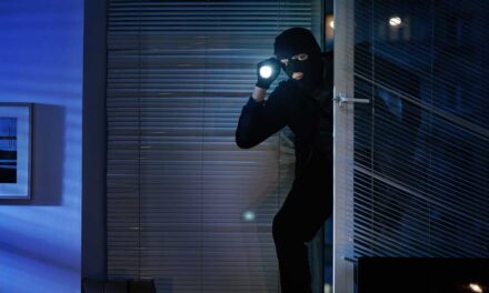 Segítség betörő van a házban: 10 hasznos önvédelmi módszer, ha éjjel arra ébredsz, valaki halkan matat a lakásban