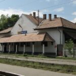 Dráma az őrbottyáni vasútállomáson: magatehetetlen állapotban feküdt a sínek mellett egy személy, miközben Vác felől érkezett egy vonat