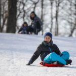 Szombat, hó, kacagás: a legjobb szánkózóhelyek Budapesten és környékén