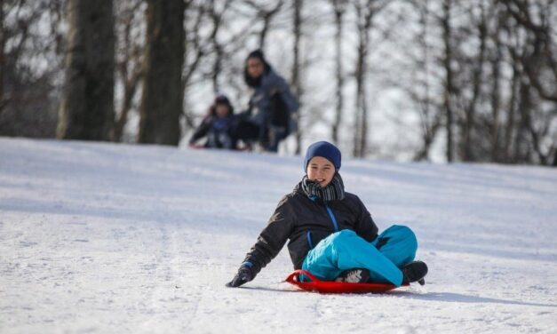 Szombat, hó, kacagás: a legjobb szánkózóhelyek Budapesten és környékén
