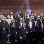 A Vígszínház társulata és Presser Gábor énekelte éjfélkor a Himnuszt az RTL-en – videó a cikkben